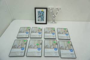 lot 257 image: 5x7 Picture Frames and Other Decor