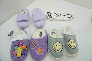 lot 260 image: Girls Slippers (Target)