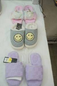 lot 262 image: Girls Slippers (Target)