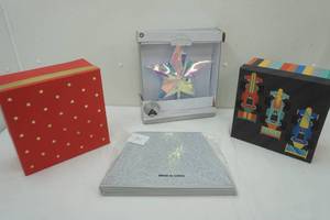 lot 263 image: Lit Tree Topper, Sparkle Tree Collar, 2 Gift Boxes