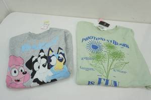 lot 280 image: 2ct Sweatshirts Bluey XS & Photosynthesis M