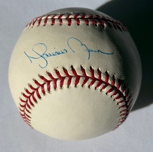 lot 12 image: Mariano Rivera Signed Baseball With PSA DNA COA Rawlings OMLB Selig Ball with Case