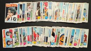 lot 135B image: 100 Card 1975 Topps Vintage Fotball Lot