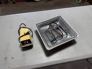 lot 32 image: ELECTRIC COOKTOP AND ELECTRIC PENCIL SHARPENER.