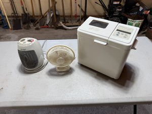 lot 37 image: FANS AND BREAD MAKER