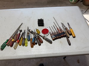 lot 72 image: LOTS OF SCREWDIRVERS LOT