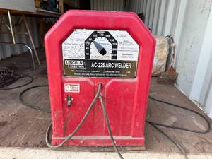lot 104 image: LINCOLN ELECTRIC WELDER
