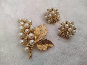 lot 62 image: Trifari Stamped Earrings & Brooch