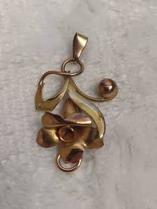 lot 65 image: 10K Gold Floral Shaped Pendant