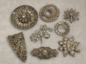 lot 74 image: Assorted Rhinestone Brooches