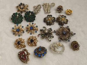 lot 75 image: Assortment of Pins & Earrings