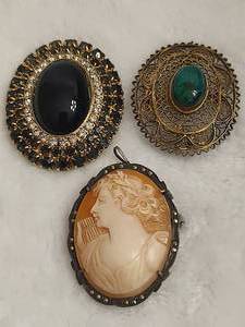 lot 76 image: Cameo & Pins