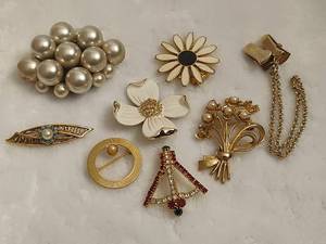 lot 77 image: Assorted Brooches & Scarf Clips