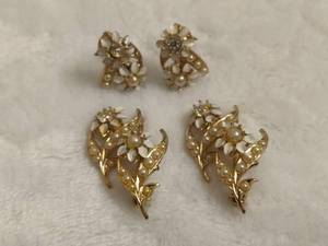lot 79 image: Floral Gold Tone Earrings & Pins