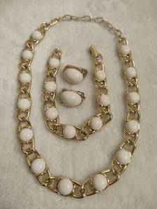 lot 95 image: Vintage White & Gold Tone Jewelry Set