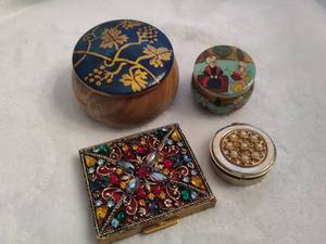 lot 105 image: Assorted Trinket Boxes