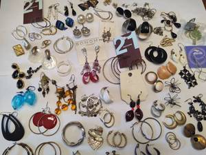 lot 109 image: Huge Lot of Earrings