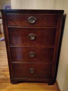 lot 169 image: Sligh Furniture 4-Drawer Antique Side Table