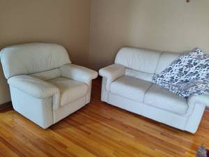 lot 170 image: Three Piece Ivory Leather Furniture Set