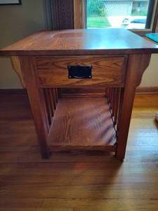 lot 178 image: Mission Style Wood Side Table w Drawer