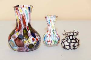 lot 124 image: Set of 3 Murano Millefiori Vases