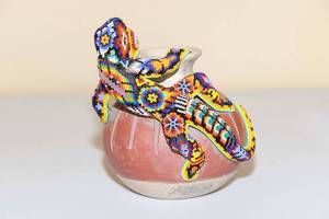 lot 7 image: Unique Signed Huichol Collection Pot with Beaded Lizard