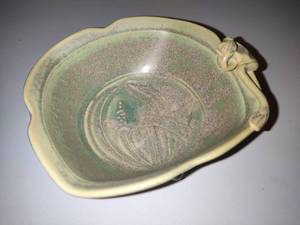lot 11 image: V. Chin Signed Celadon Porcelain Studio Pottery Frog Bowl