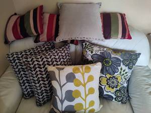 lot 271 image: Lot of Assorted Throw Pillows