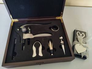 lot 290 image: Connoisseurs Wine Deluxe Set & Stopper