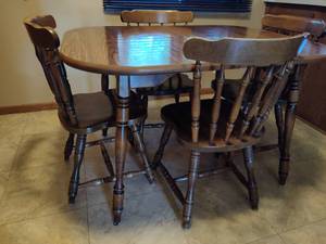 lot 314 image: Kitchen Table & Chairs Set