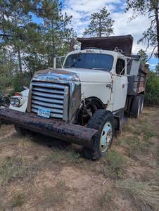 lot 4 image: GMC Diesel 900 Dump Truck