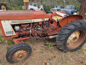 lot 13 image: International Harvester 504 Tractor