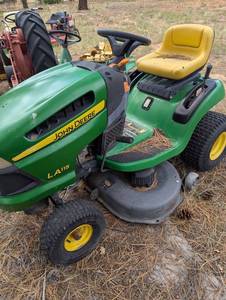 lot 14 image: John Deere LA115 Riding Lawn Mower