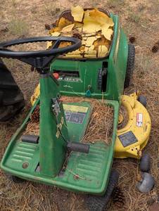 lot 15 image: John Deere S92 Riding Lawn Mower