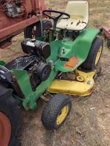 lot 16 image: John Deere Riding Lawn Mower