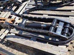 lot 9 image: JF 3T Mini Excavator Hydraulic Thumb Clamp MZ251241101 with a length of 980mm (38.5)