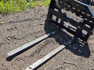 lot 30 image: New Skid Steer Loader FT-SF60 Hydraulic Side Shift Forks - Fork Length 60
