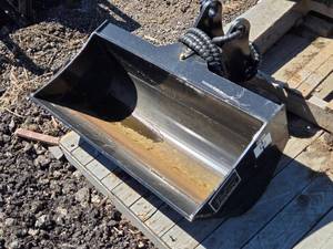 lot 33 image: New GIYI 32 3T Mini Excavator Hydraulic Tilt Bucket Model QXD3T2409195