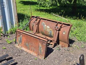 lot 34 image: Bobcat Hydraulic 5 Snowplow Attachment