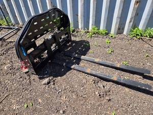 lot 35 image: New Future FT-SF60 Skid Steer Loader Hydraulic Side Shift Forks - 60 forks