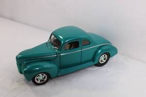 lot 3 image: Die-Cast 1940 Ford Coupe Model Car in Teal