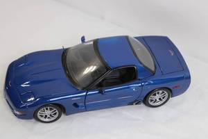 lot 6 image: Maisto 118 Scale 2001 Chevrolet Corvette Diecast Model Car