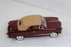 lot 8 image: Die-Cast 1949 Ford Convertible Model Car with Opening Doors and Hood