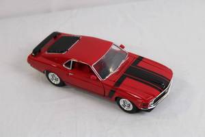 lot 17 image: Welly 124 Scale 1970 Ford Mustang Boss 302 Diecast Model Car
