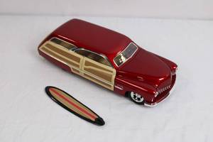 lot 22 image: Hot Wheels El Woody Diecast Model Car with Surfboard