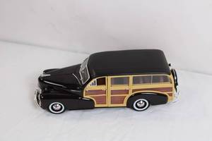 lot 28 image: Maisto 1948 Chevrolet Woody Diecast Model Car 118 Scale