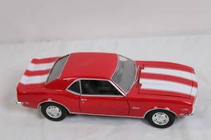 lot 31 image: 118 Scale 1968 Chevrolet Camaro Red Diecast Model Car