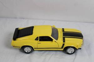 lot 32 image: 118 Scale 1970 Ford Mustang Boss 302 Diecast Model Car