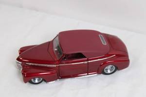 lot 33 image: Die-Cast 1940s Classic Red Convertible Model Car