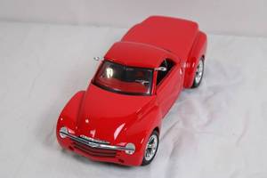 lot 35 image: Maisto 118 Scale 2003 Chevrolet SSR Diecast Model Car